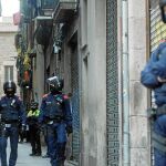 La Guardia Urbana y los Mossos intervienen más de 100 locales y pisos del Raval donde se vendía droga en 2018