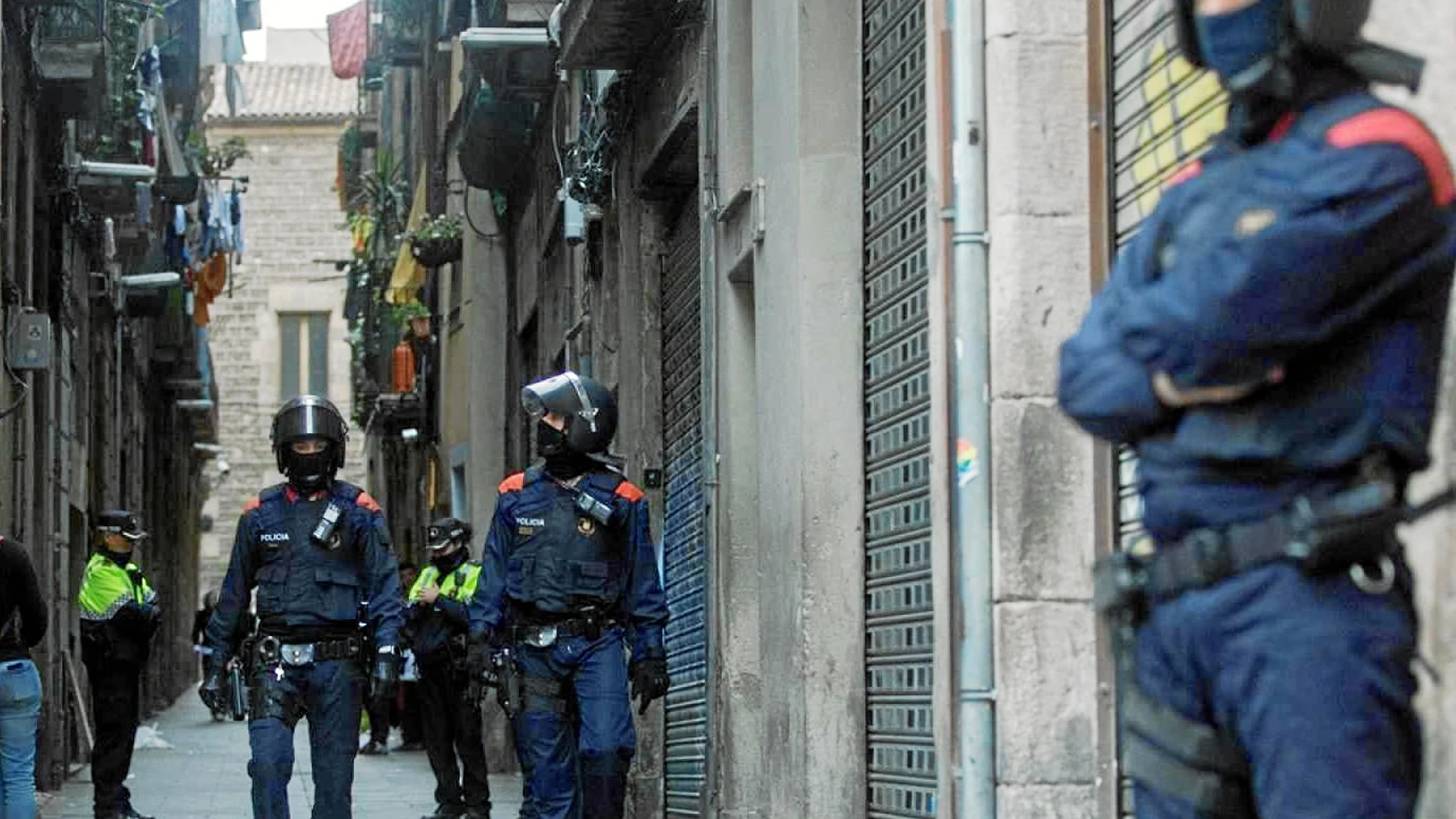 La Guardia Urbana y los Mossos intervienen más de 100 locales y pisos del Raval donde se vendía droga en 2018