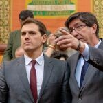Albert Rivera (i) estuvo de visita esta semana en el Parlamento, acompañado por Juan Marín / Foto: Efe