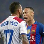 Vezo y Neymar comenzaron su discusión en el terreno de juego