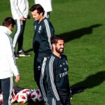 El técnico del Real Madrid, Santiago Solari, e Isco, durante un entrenamiento del equipo / Foto: Efe