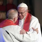 El Papa Francisco con el líder de la Federación Luterana Mundial, el obispo Munib Younan