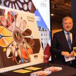 El alcalde de León, Antonio Silván, presenta el sello promocional de su capitalidad gastronómica