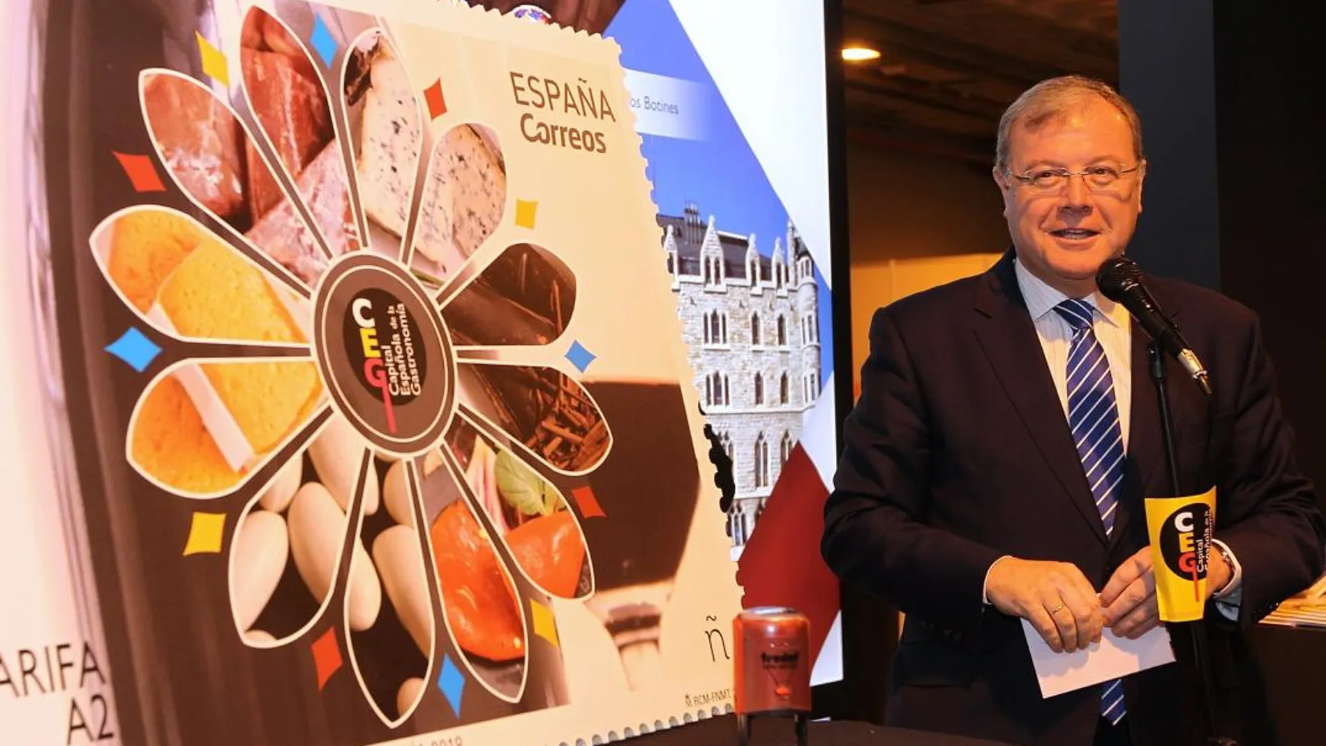 El alcalde de León, Antonio Silván, presenta el sello promocional de su capitalidad gastronómica