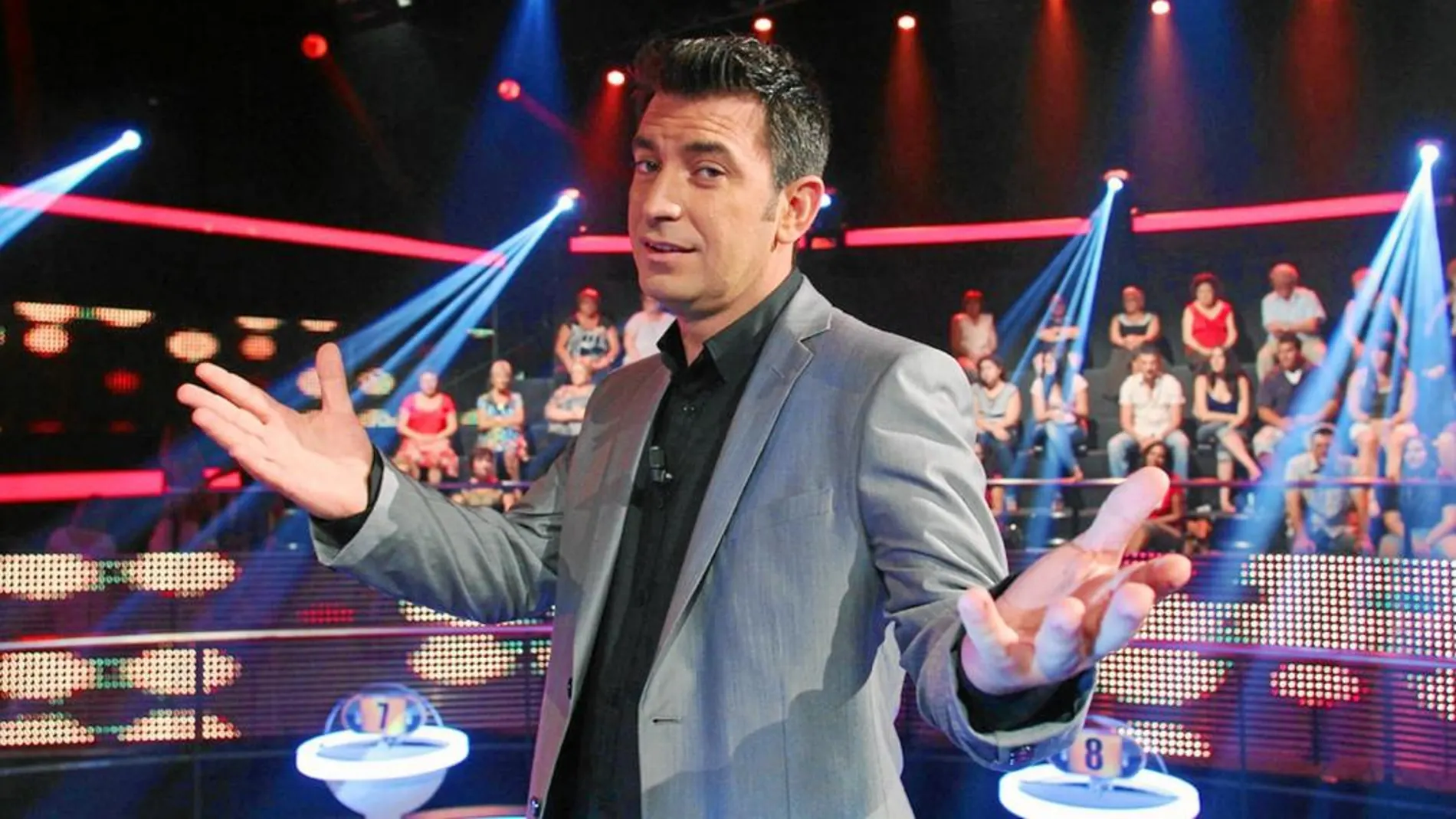 Arturo Valls, presentador de «¡Ahora caigo!» durante la emisión de un programa