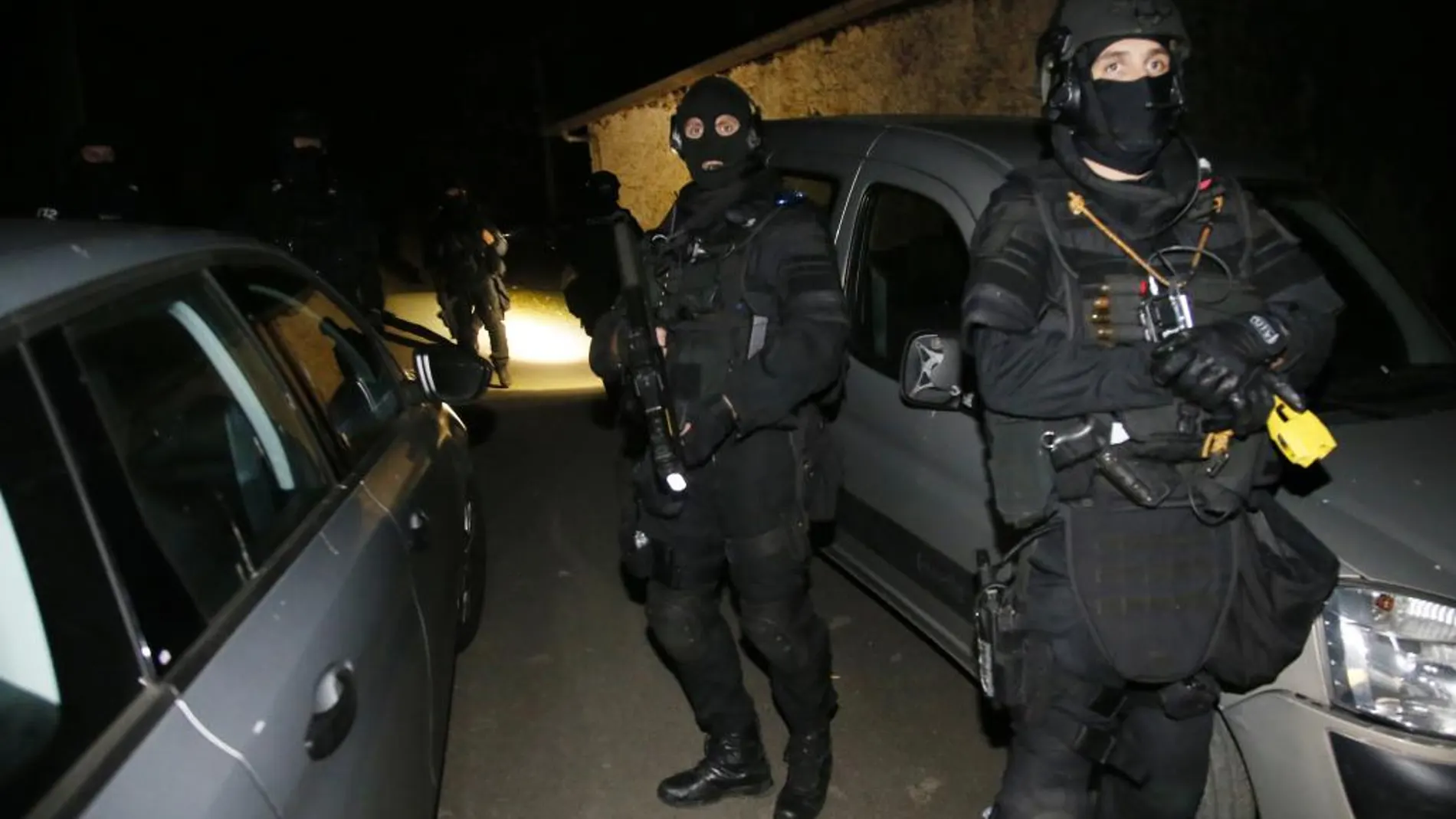 Agentes de la gendarmería francesa durante la operación en Louhossoa