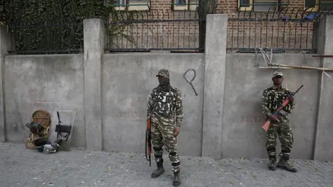 Soldados paramilitares indios patrullan por una de las calles de Srinagar, en la India, hoy, 29 de septiembre de 2016.
