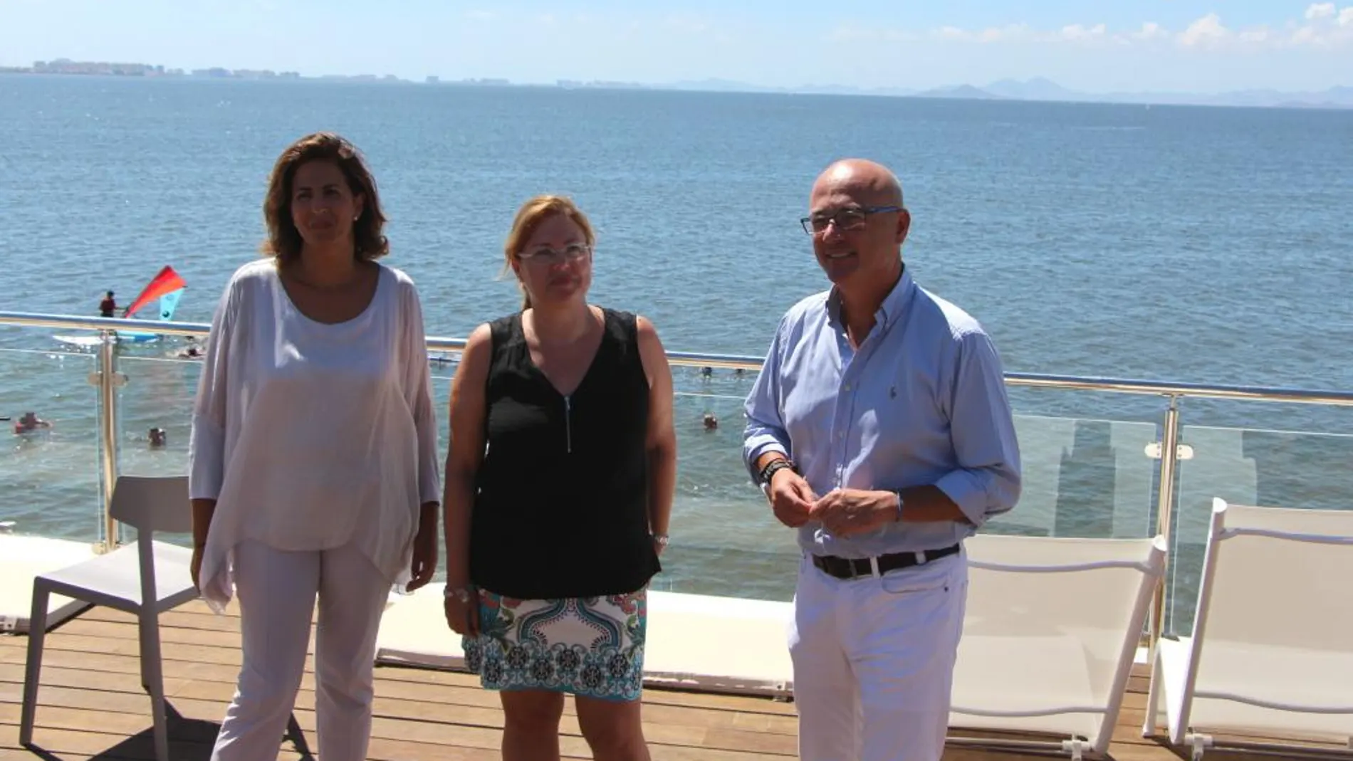 El consejero de Turismo, Juan Herández, con la secretaria de Estado y la alcaldesa de San Pedro, Borrego y Martínez