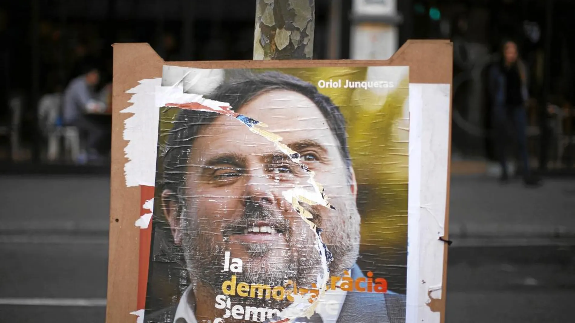 Las calles de Barcelona aún lucen carteles electorales de ERC con el retrato de Oriol Junqueras