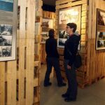 Dos turistas visitan el Museo Nacional de la Energía, situado en el municipio leonés de Ponferrada