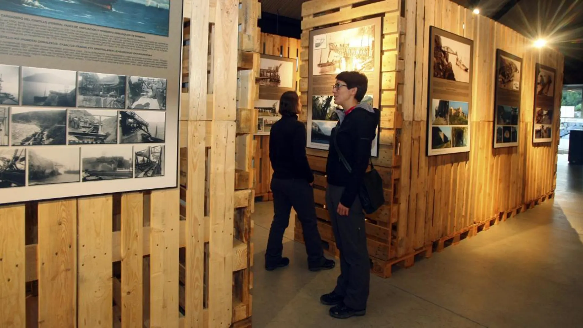 Dos turistas visitan el Museo Nacional de la Energía, situado en el municipio leonés de Ponferrada