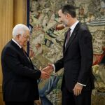 El Rey saluda al presidente palestino, Mahmud Abás, durante su reunión en el Palacio de la Zarzuela