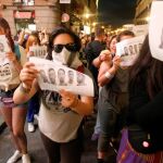 Unas manifestantes portan fotografías de los integrantes de La Manada. Efe