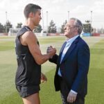 Florentino Pérez saludó ayer a Cristiano después del primer entrenamiento del curso para el portugués