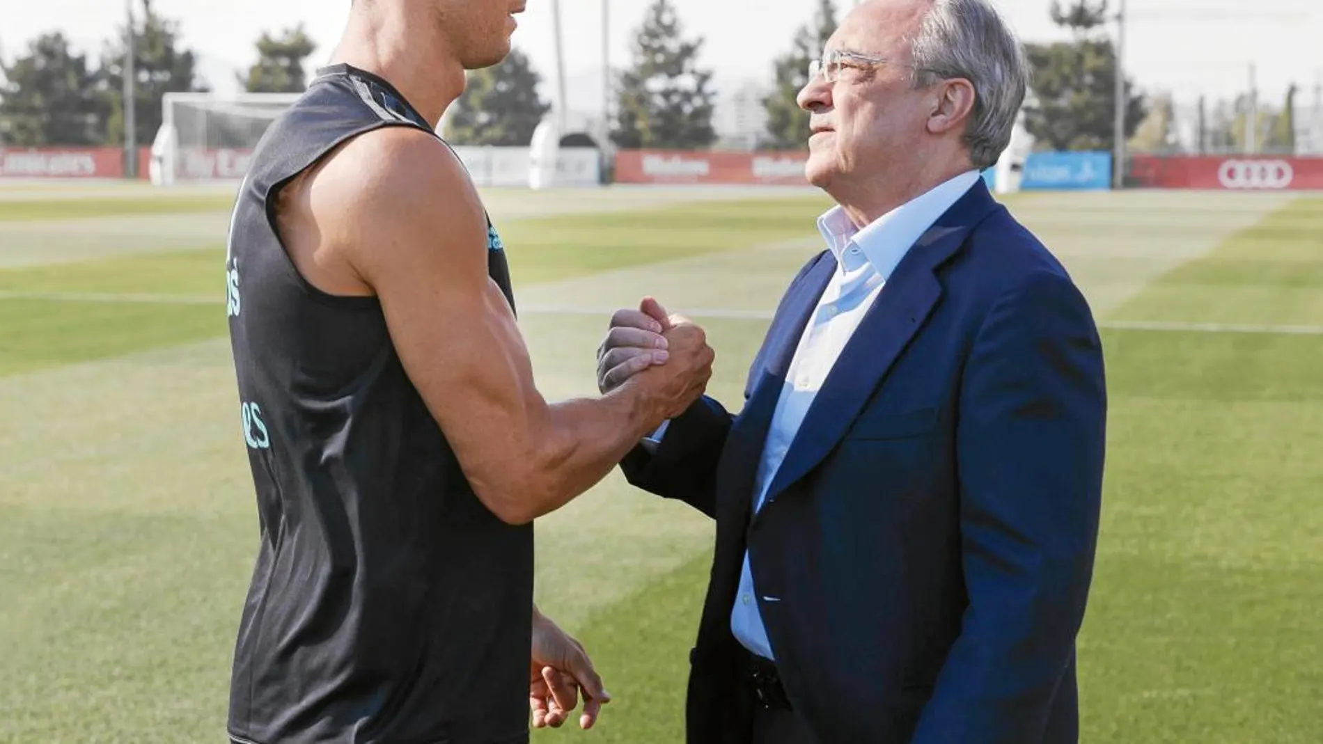 Florentino Pérez saludó ayer a Cristiano después del primer entrenamiento del curso para el portugués