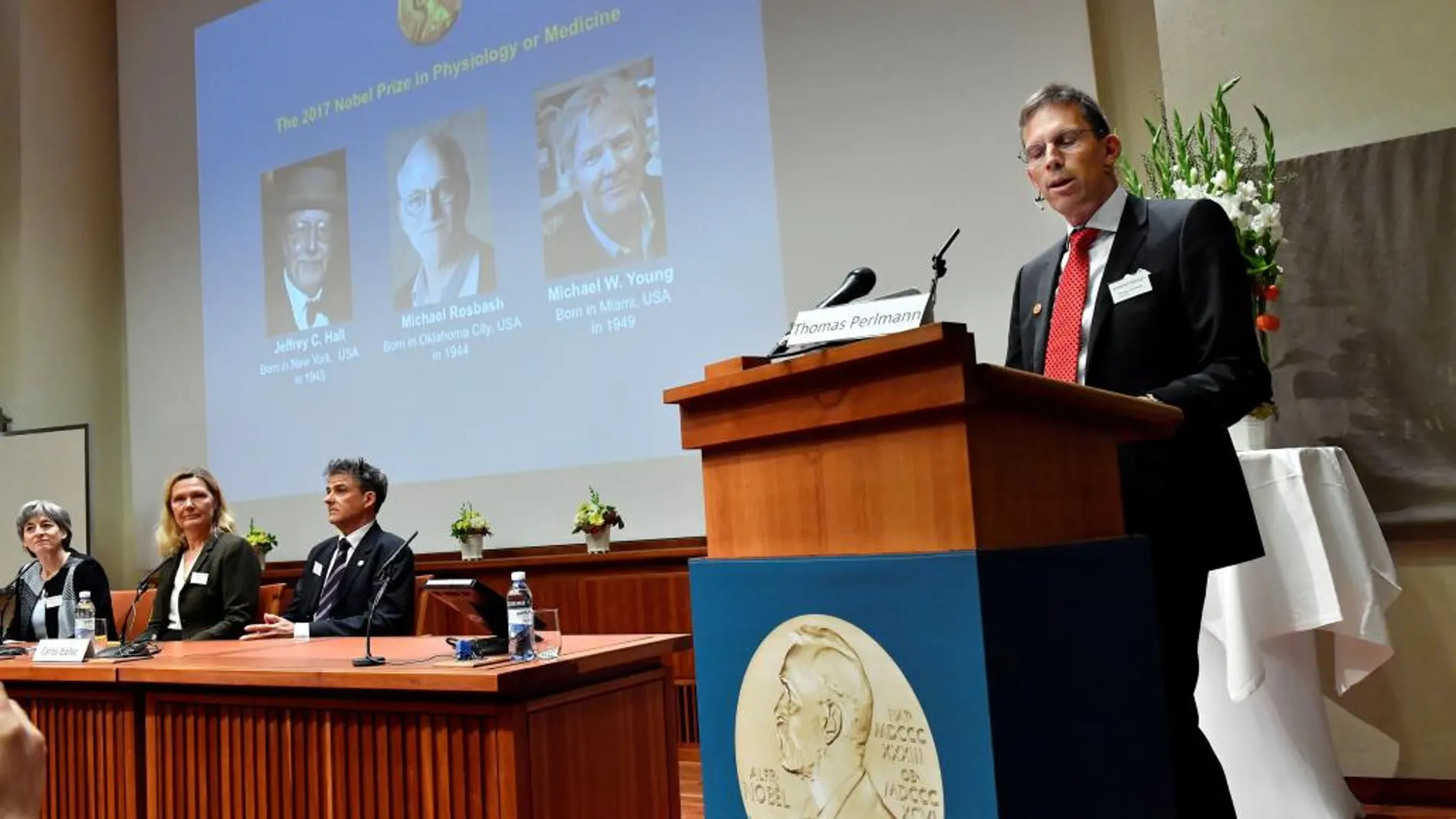 Los estadounidenses Jeffrey C. Hall, Michael Rosbash y Michael W. Young fueron galardonados hoy con el premio Nobel de Medicina 2017