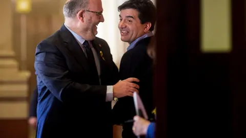 El portavoz adjunto de JxCat, Eduard Pujol (i) y el portavoz de ERC, Sergi Sabrià (d)