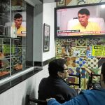 Un grupo de brasileños sigue en directo una entrevista con el candidato presidencial de ultraderecha, Jair Bolsonaro, en un bar de Sao Paulo