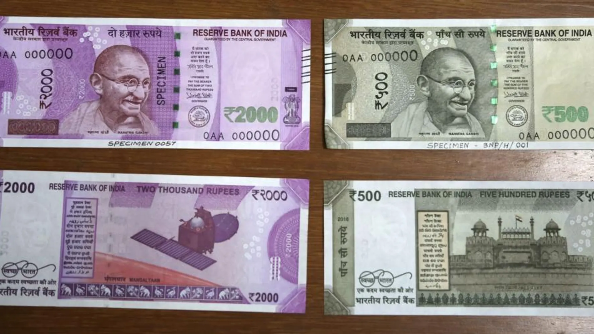 Vista hoy, 9 de noviembre de 2016, en Bombay (la India) de los nuevos billetes con una nueva denominación de 2.000 rupias y un formato distinto para el de 500 rupias.