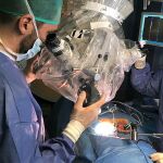 Los neurocirujanos Dr. Parajón y Dr. Saab durante una intervención de cirugía mínimamente invasiva de columna guiada por navegación en el Hospital La Milagrosa de Madrid