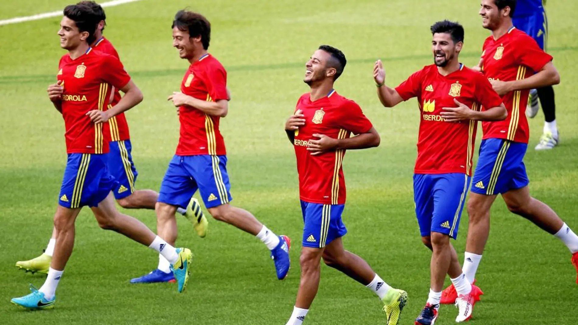 Diego Costa bromea con Thiago y Silva durante un entrenamiento