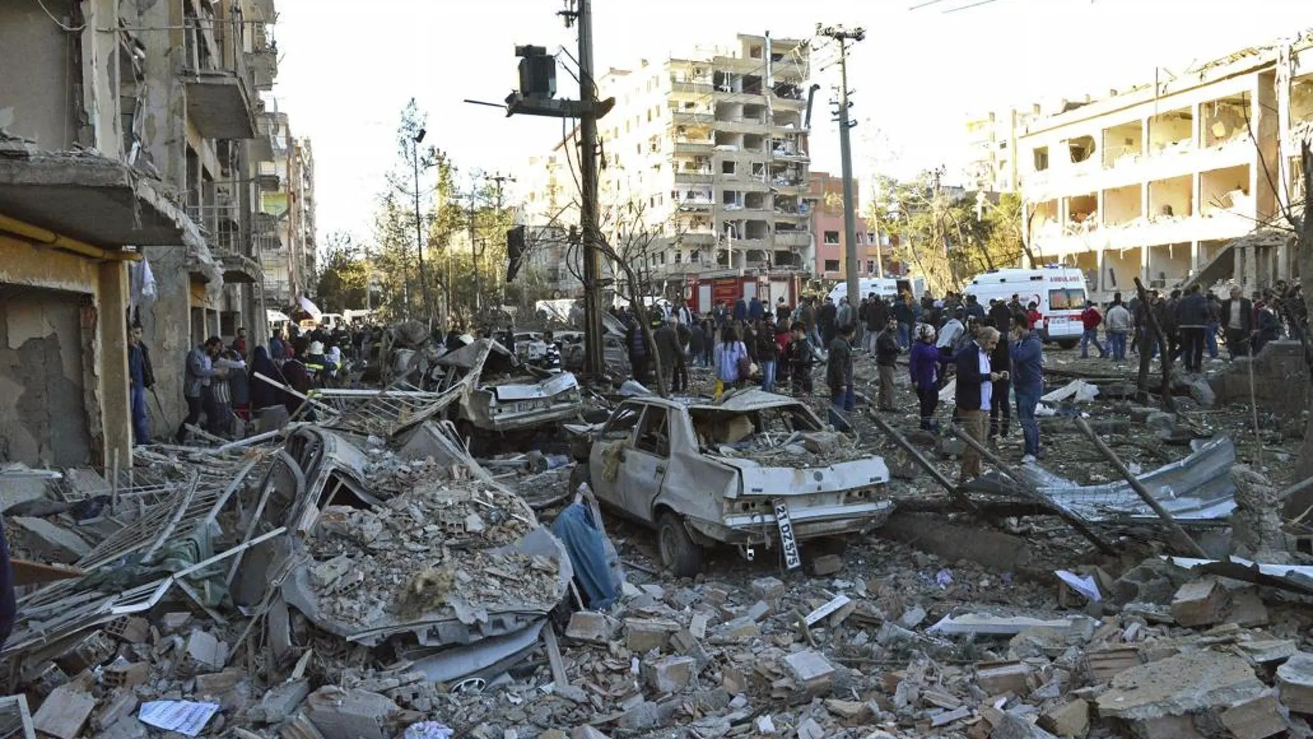 Varias personas acuden al lugar donde se ha producido una explosión en Diyarbakir (Turquía)
