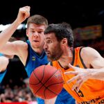 El alero del Valencia Basket, Fernando San Emeterio, trata de vencer la oposición del alero del Alba Berlín, Rokas Giedraitis. Foto: Efe