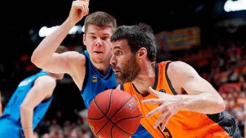 El alero del Valencia Basket, Fernando San Emeterio, trata de vencer la oposición del alero del Alba Berlín, Rokas Giedraitis. Foto: Efe