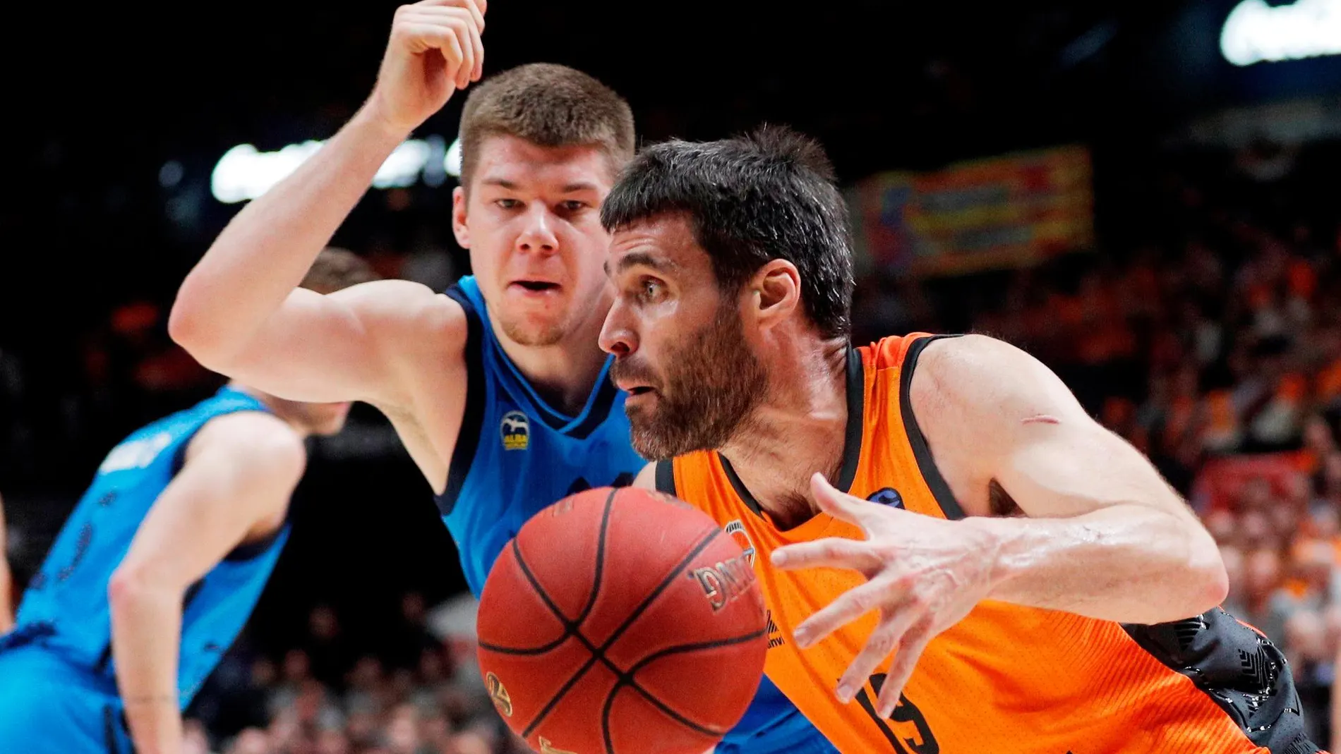 El alero del Valencia Basket, Fernando San Emeterio, trata de vencer la oposición del alero del Alba Berlín, Rokas Giedraitis. Foto: Efe