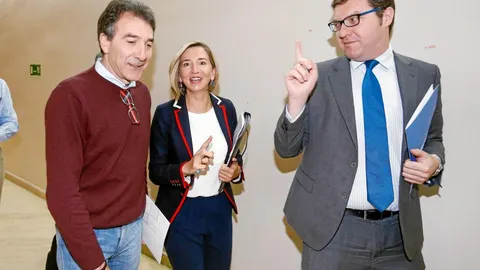 Alicia García, Ángel Hernández (CCOO) y David Esteban (Cecale), tras la reunión del Diálogo Social