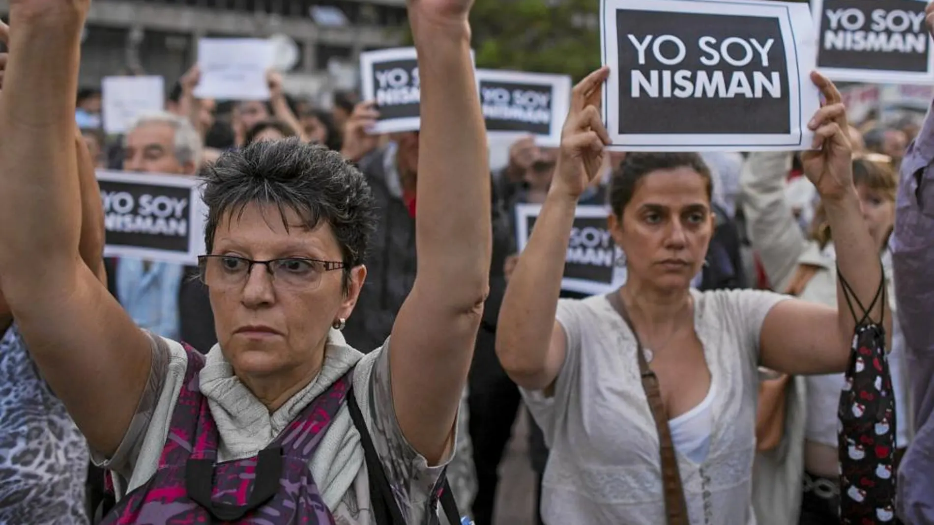 Miles de personas en la Plaza de Mayo de Buenos Aires protestan por la muerte del fiscal en 2015
