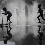 Un grupo de niños jugando con agua en la última ola de calor en Francia