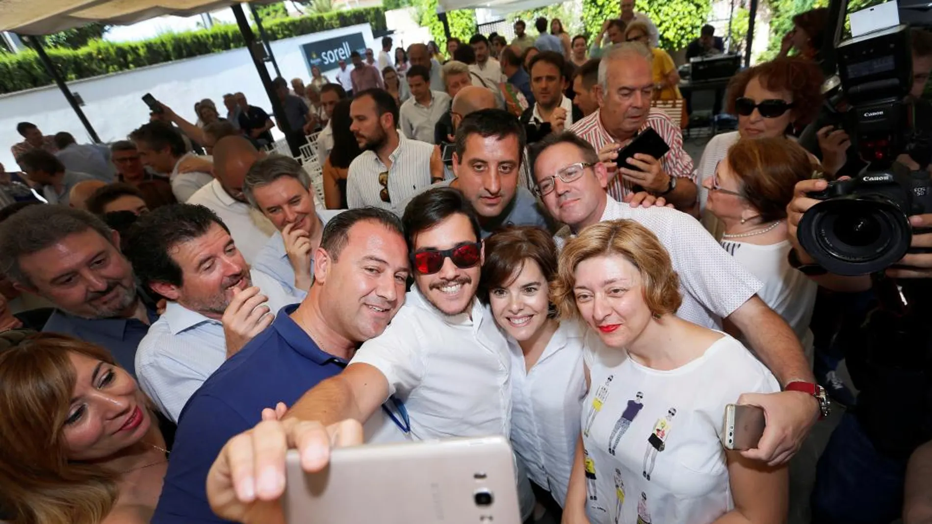 La candidata a la presidencia del PP Soraya Sáenz de Santamaría posa con varios simpatizantes durante un acto con militantes del partido ayer en Alicante, donde estuvo acompañada por Pepe Císcar. Manuel Lorenzo