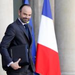El primer ministro francés, Edouard Philippe, abandona el palacio del Elíseo tras una reunión del Consejo de ministros