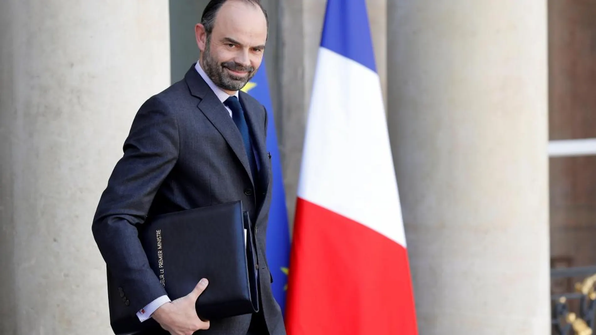 El primer ministro francés, Edouard Philippe, abandona el palacio del Elíseo tras una reunión del Consejo de ministros