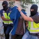 Momento en el que agentes de la Policía proceden ayer a la detención de uno de los miembros de la célula yihadista en Melilla