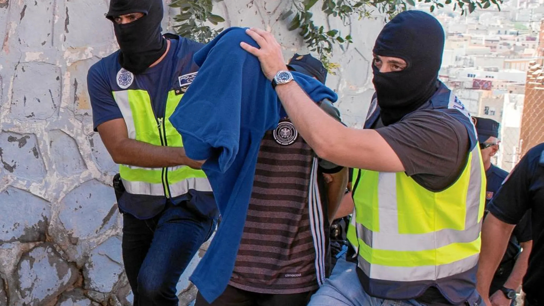 Momento en el que agentes de la Policía proceden ayer a la detención de uno de los miembros de la célula yihadista en Melilla