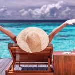 Una mujer tomando el sol