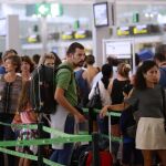 Cola de pasajeros en el control de seguridad del aeropuerto de Barcelona.