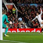 Disparo a puerta del valencianista Goncalo Guedes ante el Manchester Uniteds. REUTERS/Phil Noble