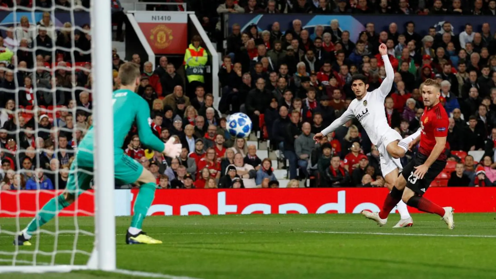 Disparo a puerta del valencianista Goncalo Guedes ante el Manchester Uniteds. REUTERS/Phil Noble
