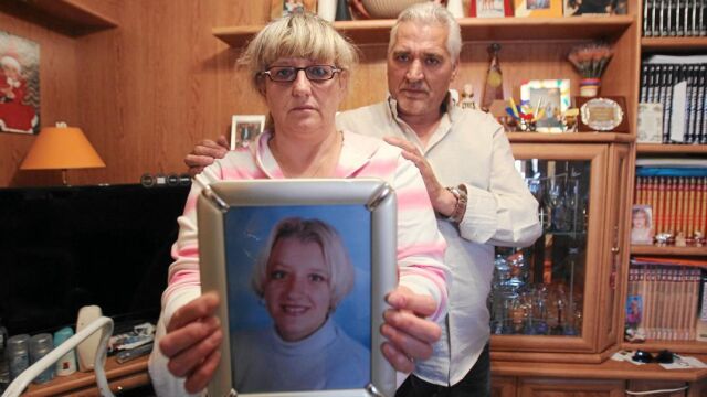 Los padres de Sandra Palo con una foto de su hija, que fue asesinada en 2003