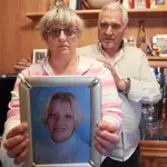 Los padres de Sandra Palo con una foto de su hija, que fue asesinada en 2003