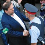 El ex vicepresidente de la Generalitat, Oriol Junqueras, saluda a un miembro de los Mossos d’Esquadra
