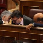 El ministro del Interior, Fernando Grande-Marlaska, conversa con el diputado del PNV Aitor Esteban durante la sesión de control del Congreso este miércoles. EFE/Ballesteros