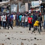 Manifestantes partidarios del líder de la oposición, Raila Odinga, arrojan piedras en Mathare, Nairobi, Kenia