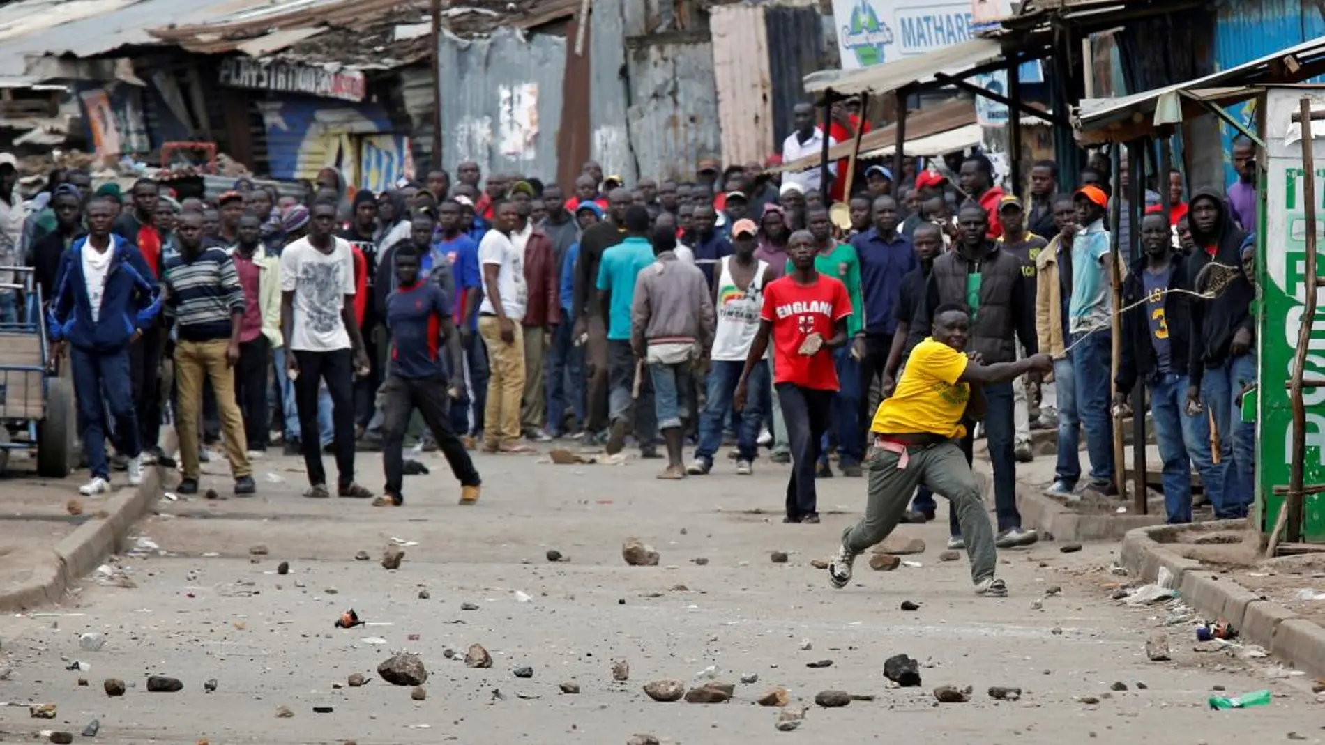 Manifestantes partidarios del líder de la oposición, Raila Odinga, arrojan piedras en Mathare, Nairobi, Kenia