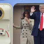 Donald Trump y Melania Trump llegan hoy al aeropuerto militar de Melsbroek en Bélgica. (AP Photo/Geert Vanden Wijngaert)