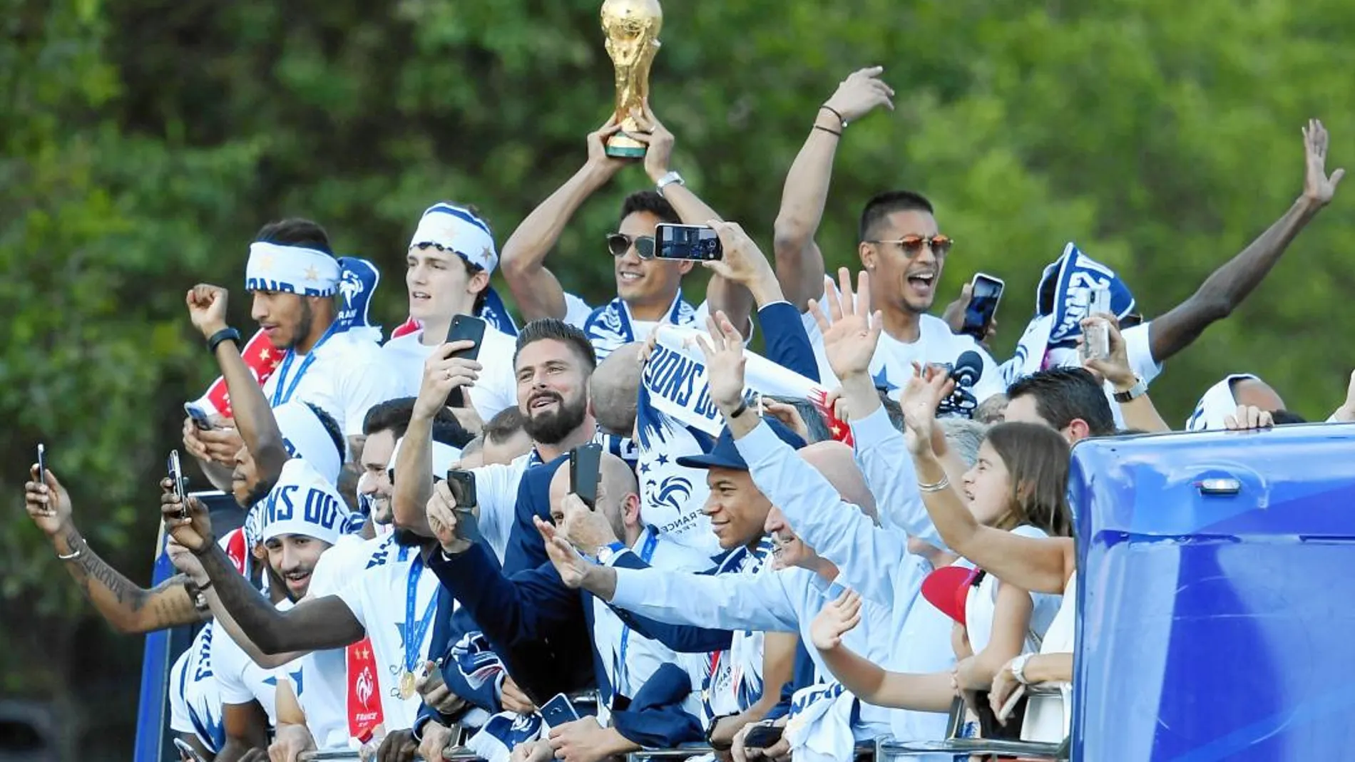 Los jugadores franceses fueron homenajeados ayer en París. La gente salió a la calle para estar junto a sus ídolos y para vitorear a Deschamps