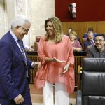 Susana Díaz, junto al vicepresidente de la Junta, Manuel Jiménez Barrios, ayer en el último día de debate.